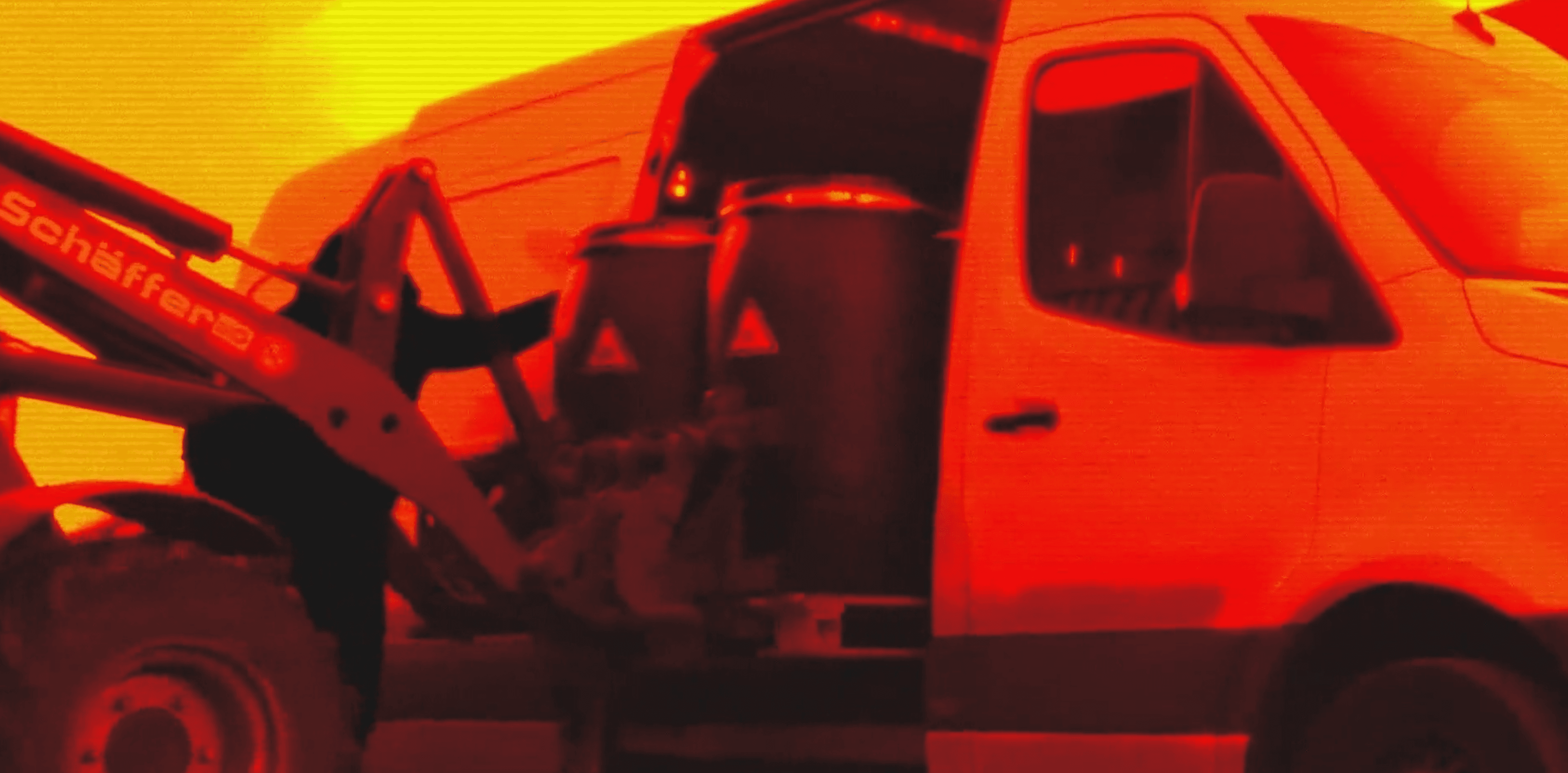 Uitladen van vaten met chemicaliën voor de productie van XTC