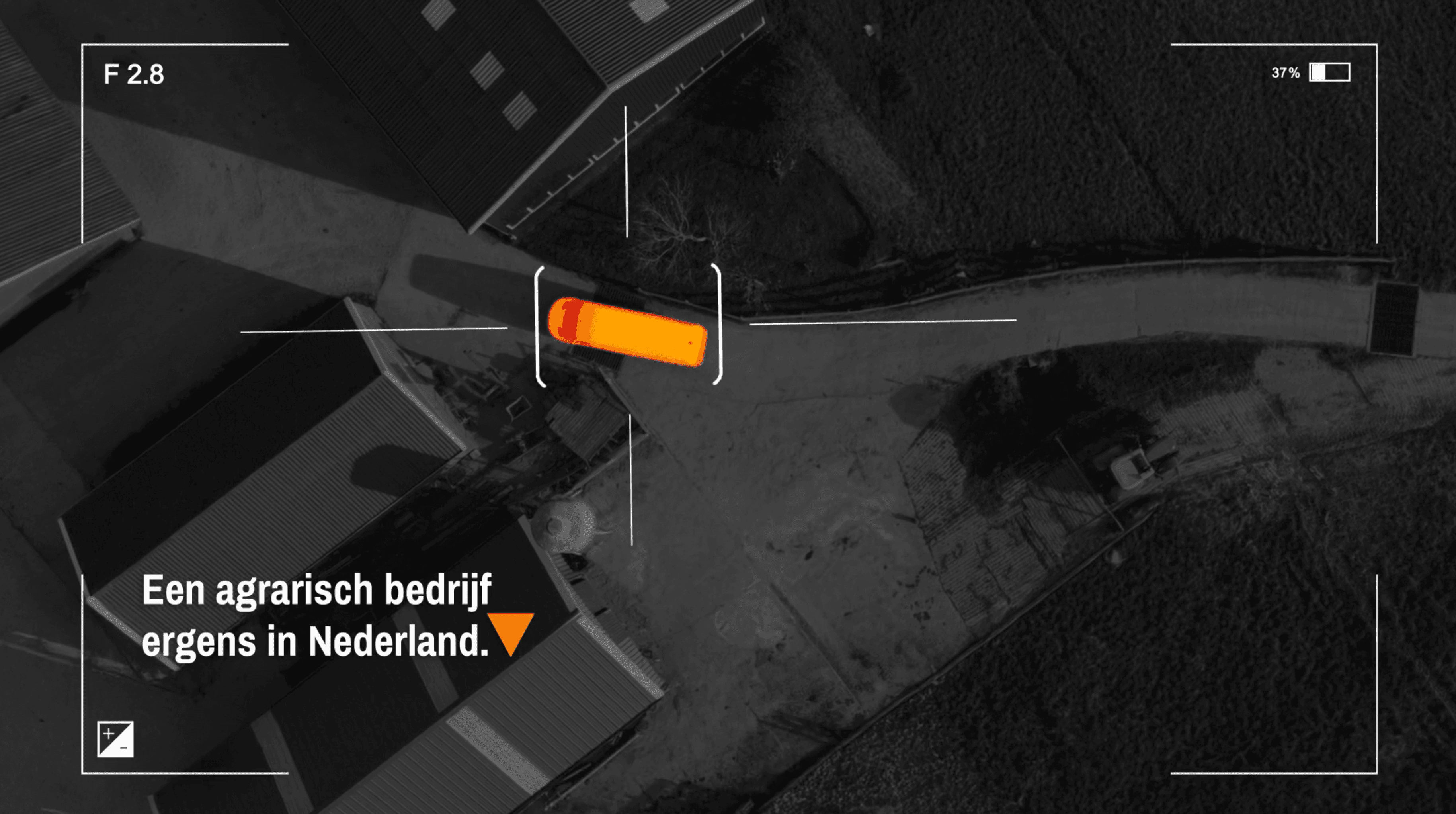 Droneopname van een verdachte auto die een boerenerf oprijdt.