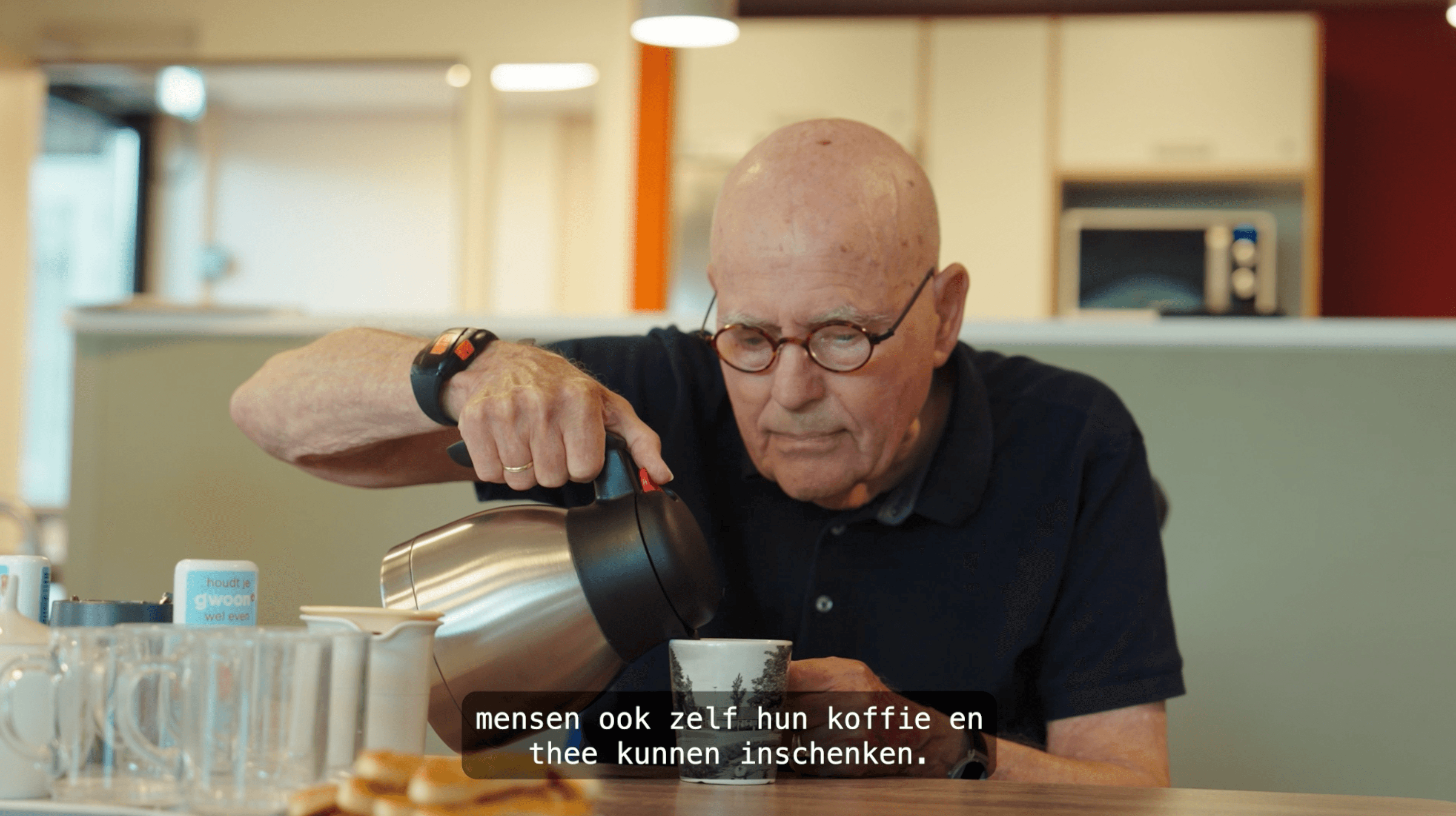 Oudere man schenkt een kop koffie in.