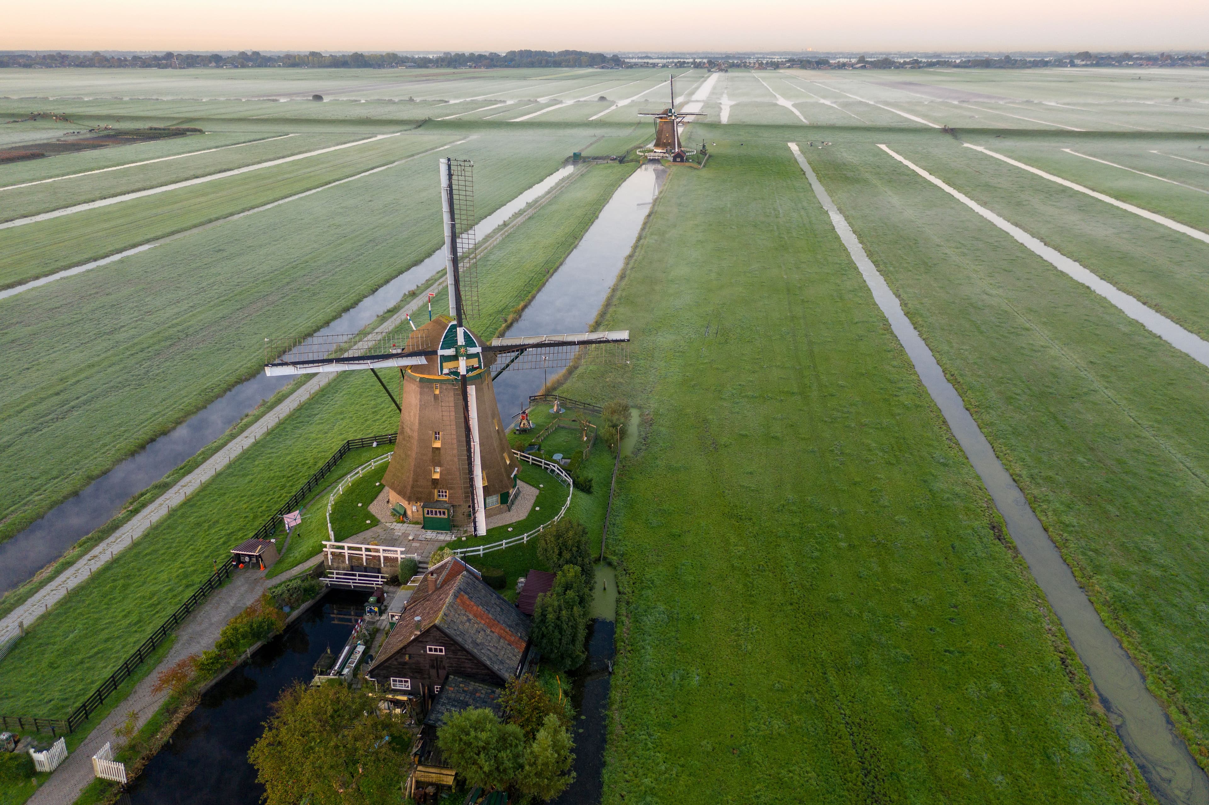 Droneopname van de iconische Molenviergang in Aarlanderveen.
