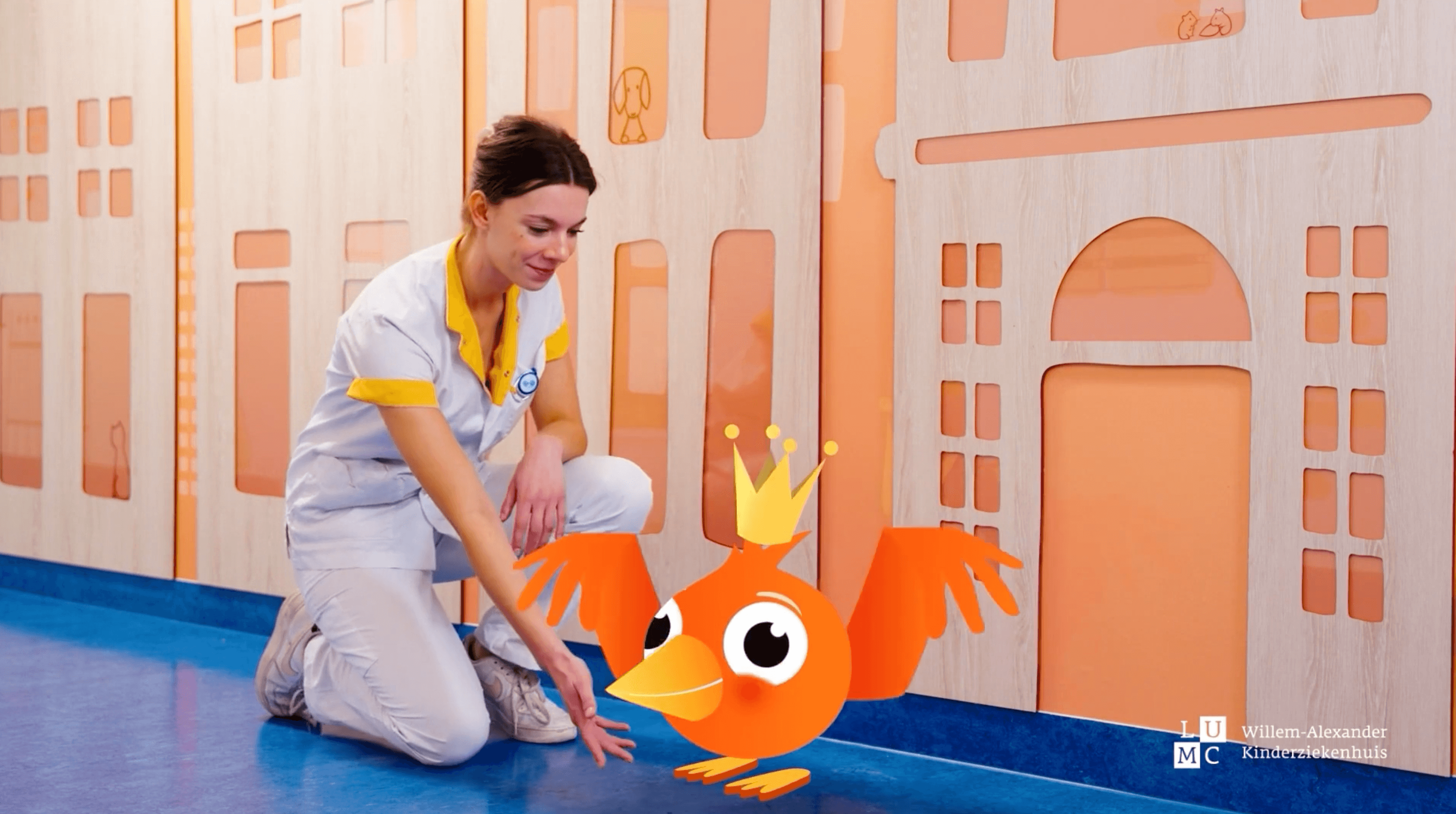 Verpleegkundige met mascottevogel Kik van het WAKZ