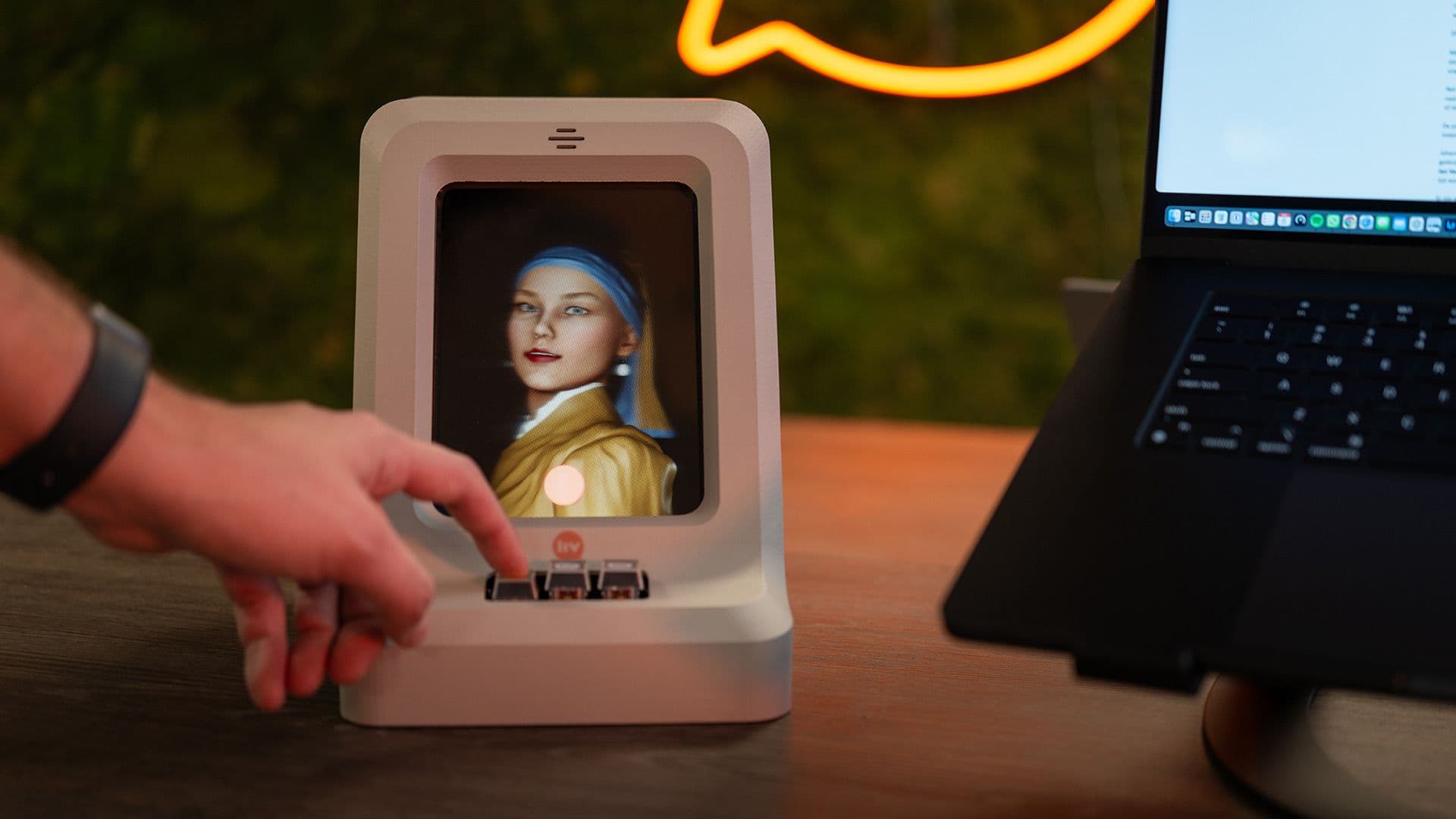 Meisje met de parel van Vermeer als pratende AI persoonlijkheid.